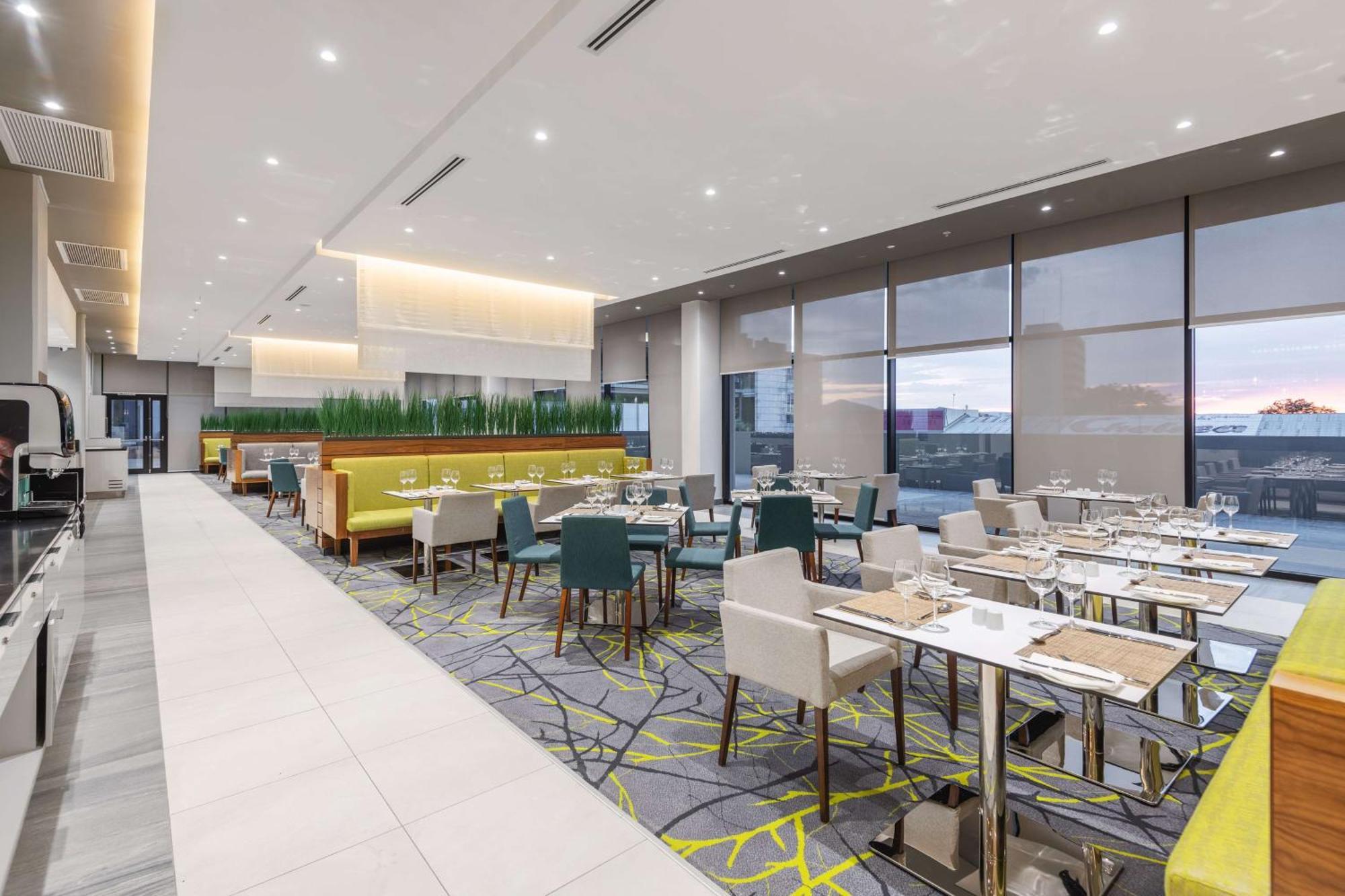 Hilton Garden Inn Виндхук Экстерьер фото