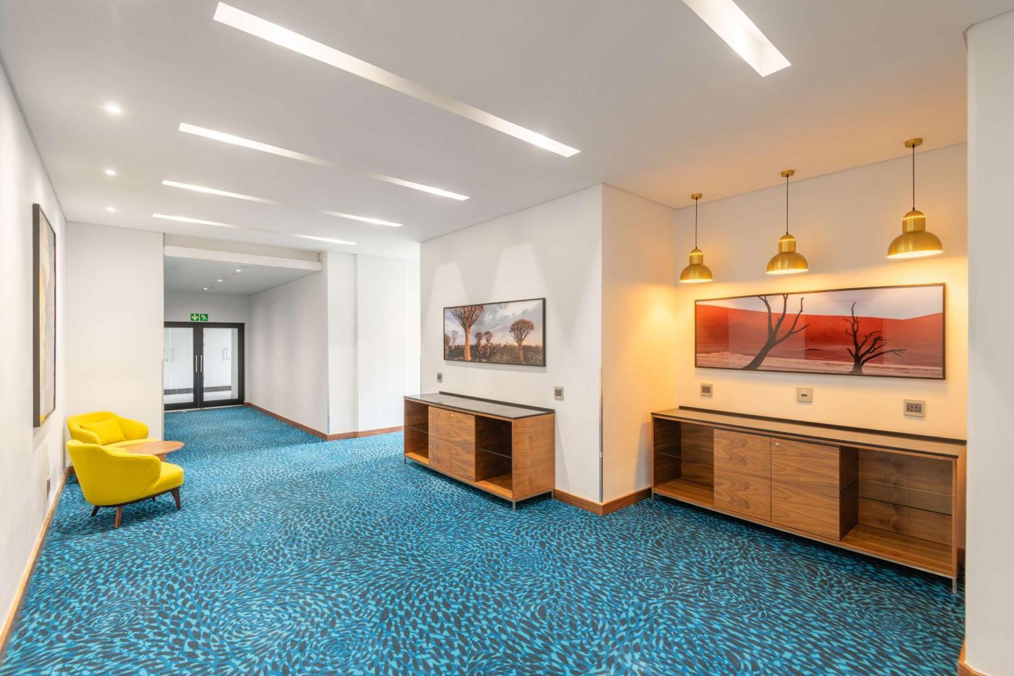 Hilton Garden Inn Виндхук Экстерьер фото
