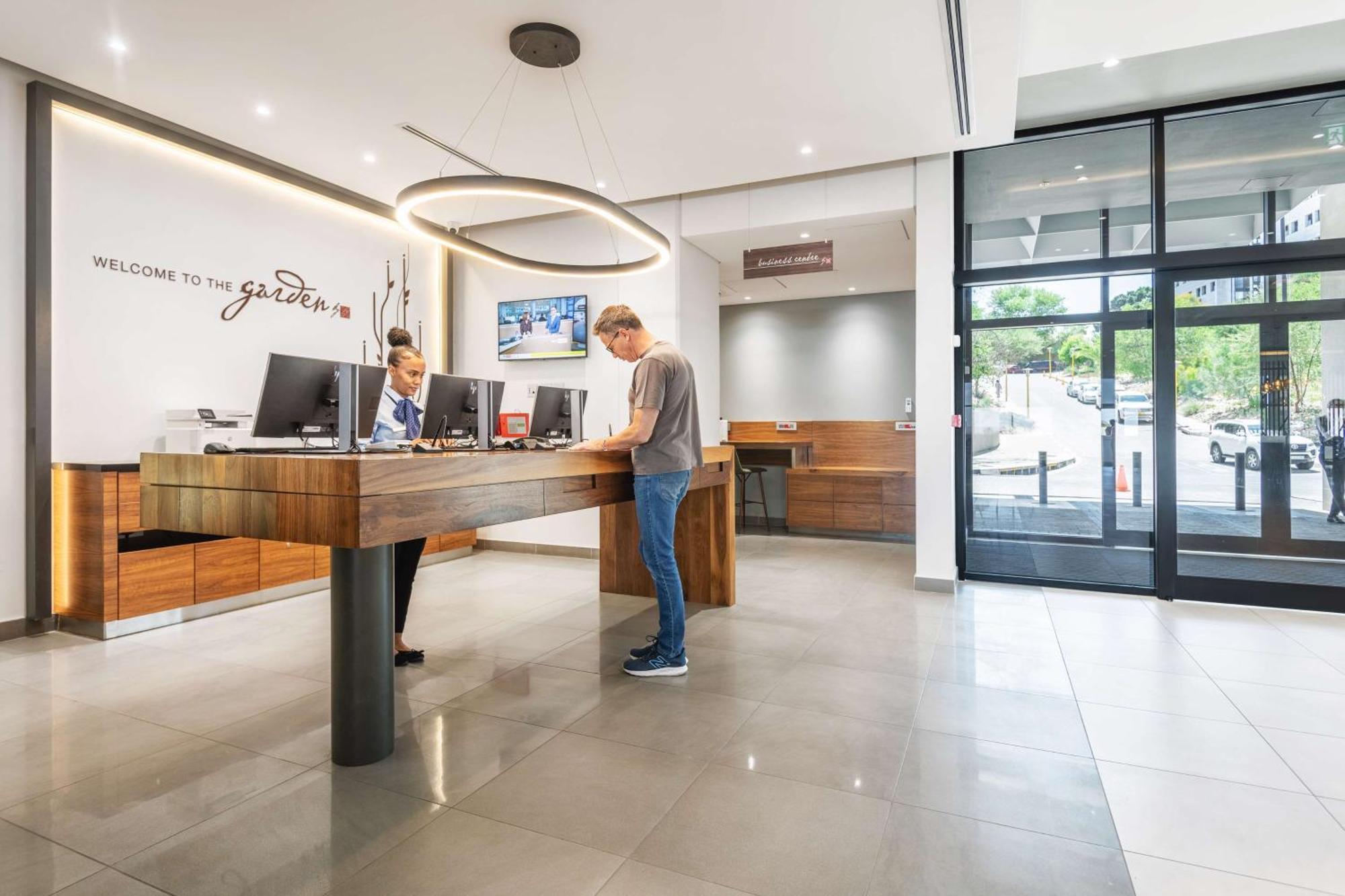 Hilton Garden Inn Виндхук Экстерьер фото
