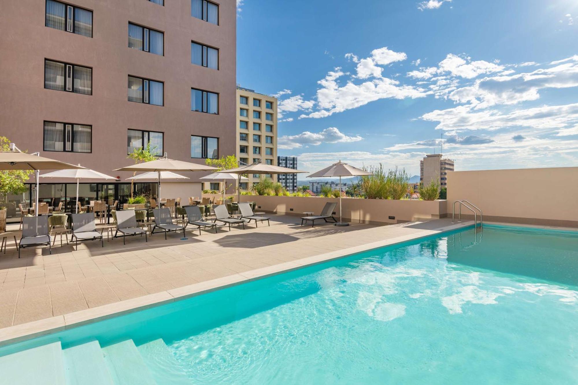 Hilton Garden Inn Виндхук Экстерьер фото