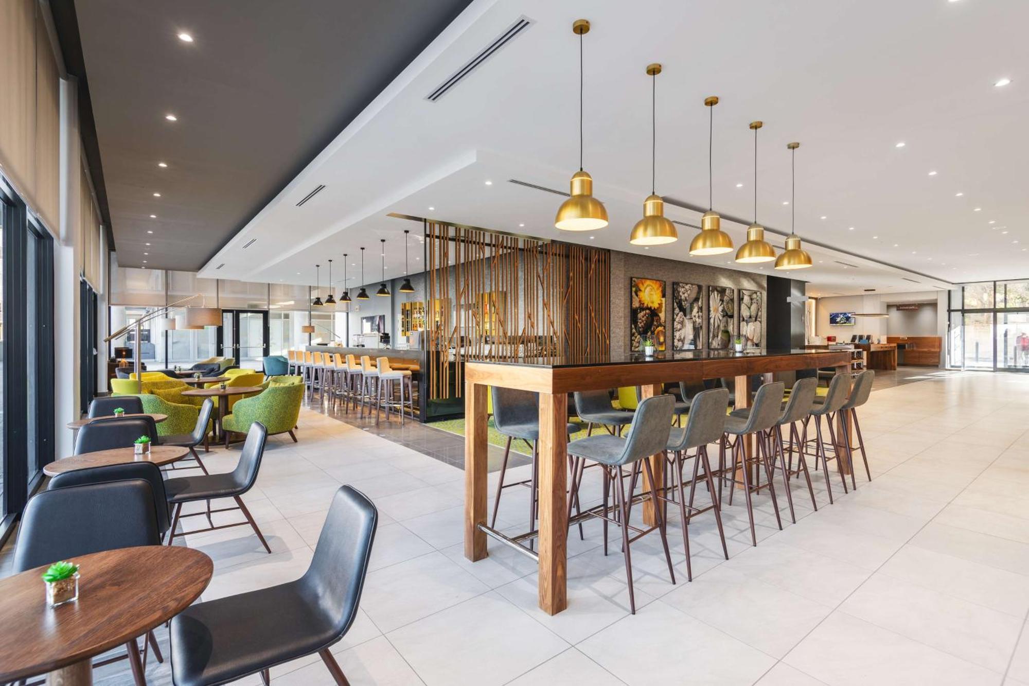 Hilton Garden Inn Виндхук Экстерьер фото