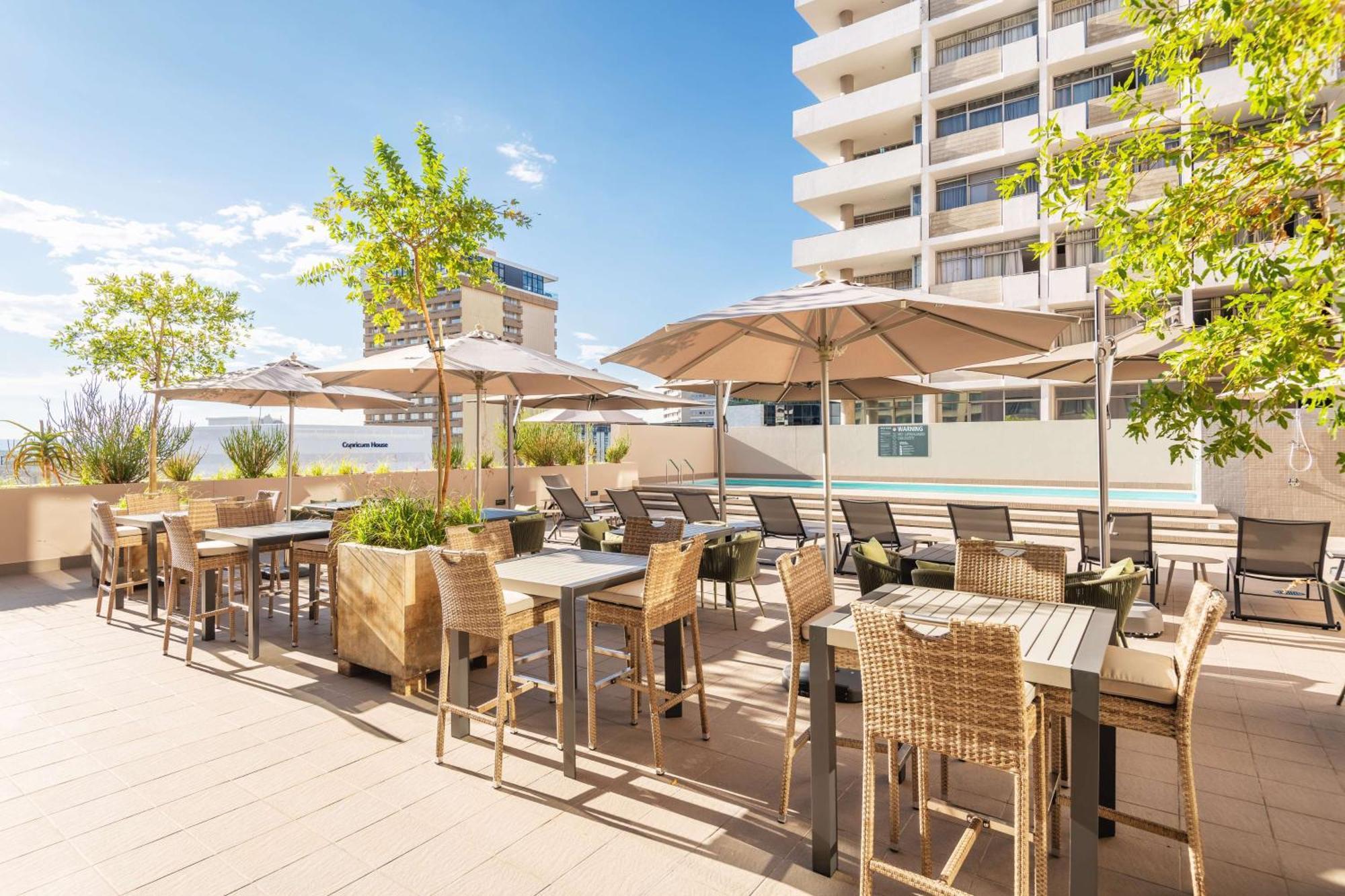 Hilton Garden Inn Виндхук Экстерьер фото